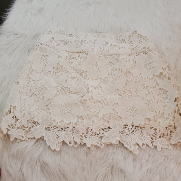 ***Gianni Bini Medium White Lace Skirt - Picture 4 of 8